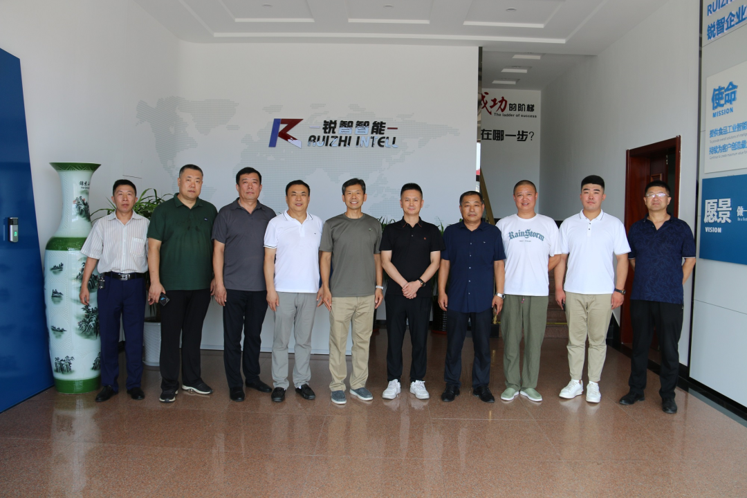 萊西市工商聯(lián)黨組書記張偉，副主席隋高峰帶領(lǐng)萊西市優(yōu)秀軍創(chuàng)企業(yè)家一行蒞臨銳智參觀指導(dǎo)！
