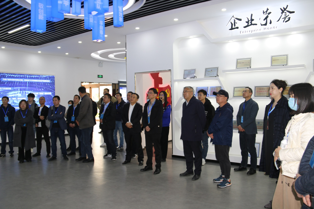 舟山市經(jīng)信局副局長(zhǎng)毛潤(rùn)洲攜舟山市優(yōu)秀企業(yè)家代表一行40余人蒞臨銳智股份調(diào)研考察！