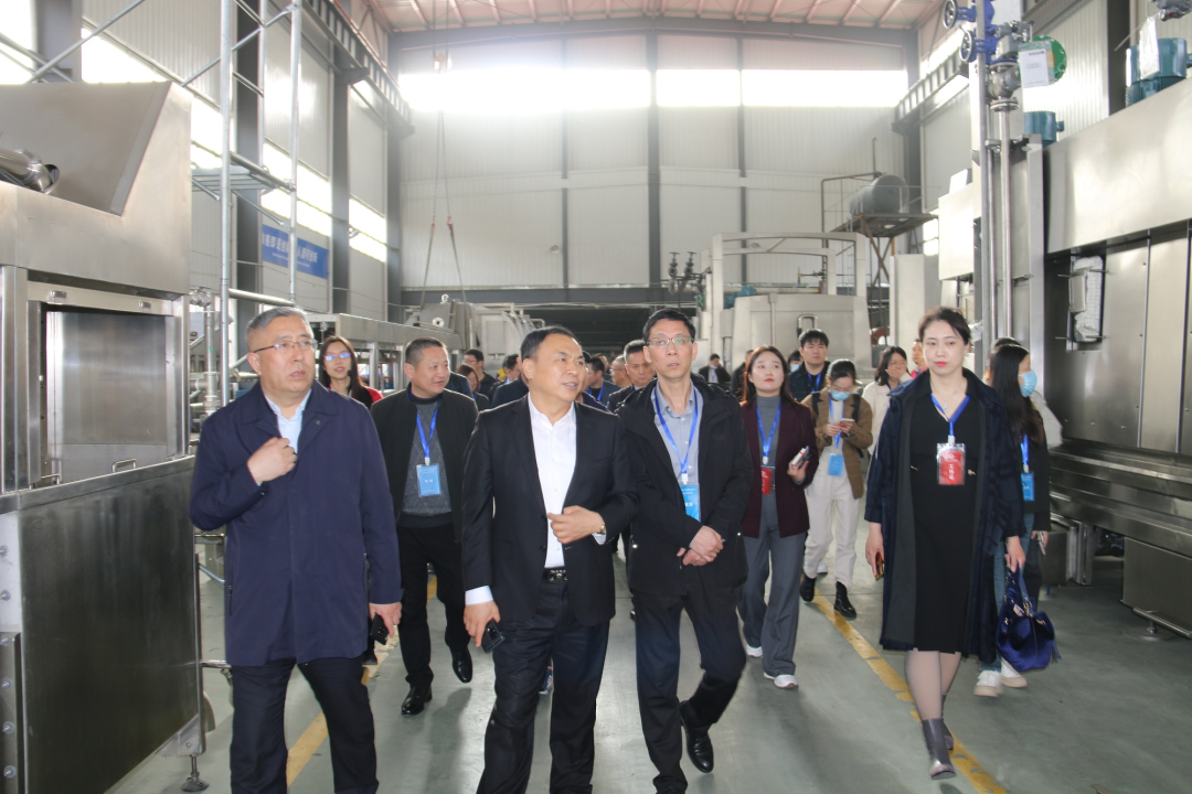 舟山市經(jīng)信局副局長(zhǎng)毛潤(rùn)洲攜舟山市優(yōu)秀企業(yè)家代表一行40余人蒞臨銳智股份調(diào)研考察！